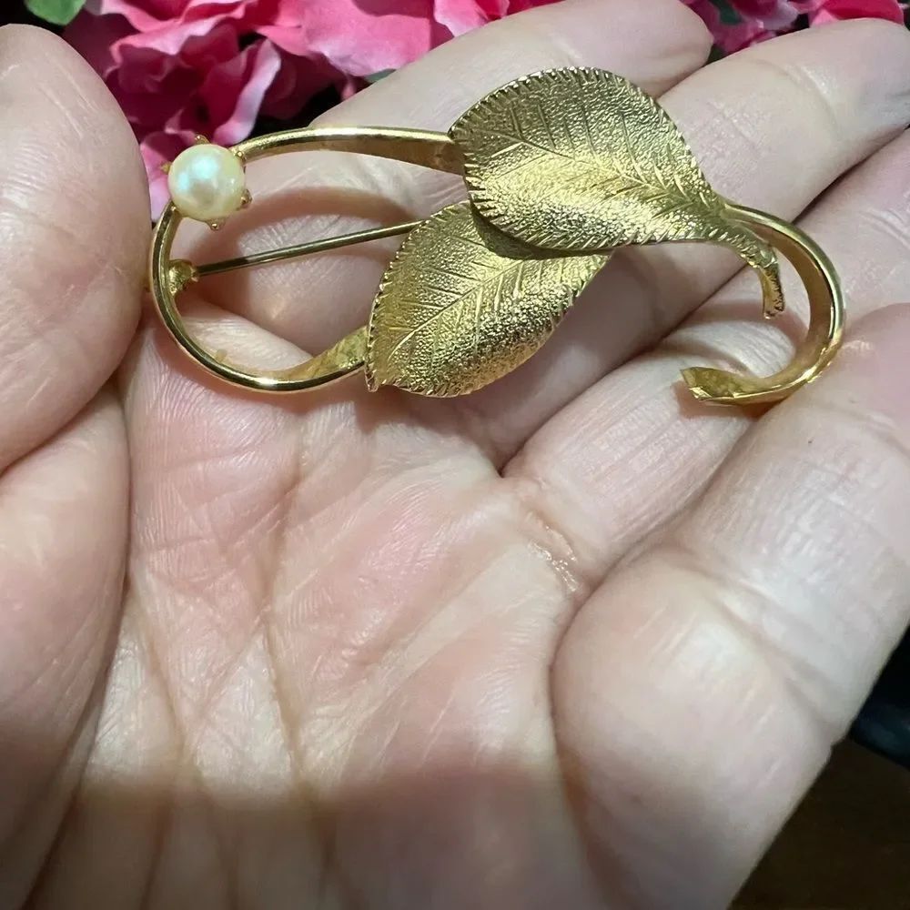 Vintage 1950s Goldtone Pin/Brooch 2.10” With Real Cultured Pearl
